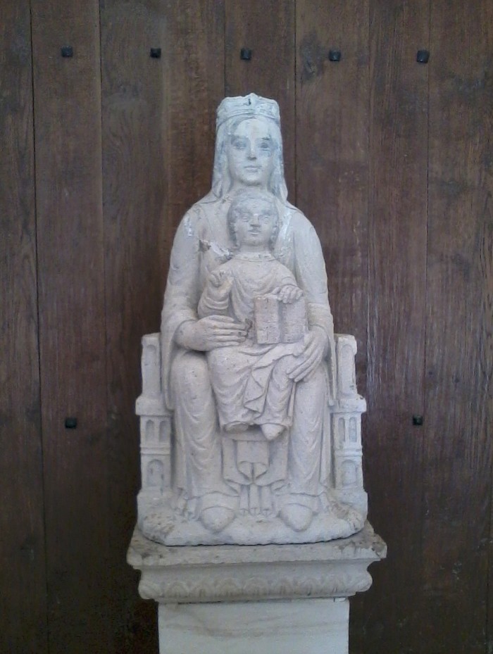 Vierge en majesté, chapelle de La Cordelle, Vézelay.  (Photo : D. Thussier)